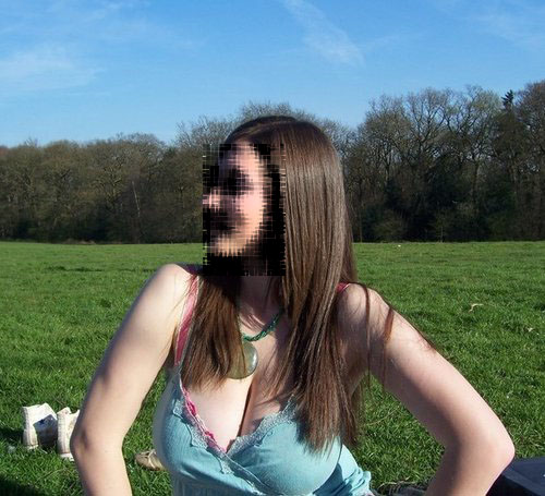 Une paire de seins énorme.